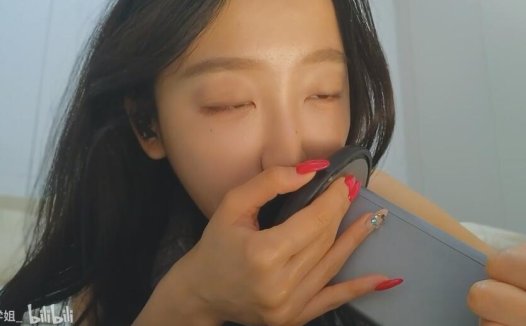 B站酥酥学姐的「触觉声学」革命：如何用声音让用户产生“被拥抱”的幻觉？